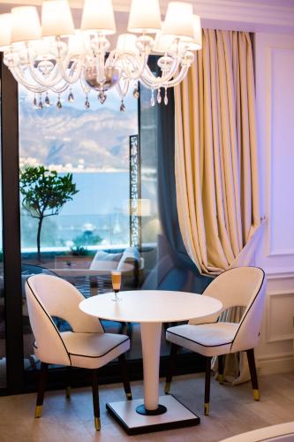 Deluxe Suite with Terrace and Sea View image 4
