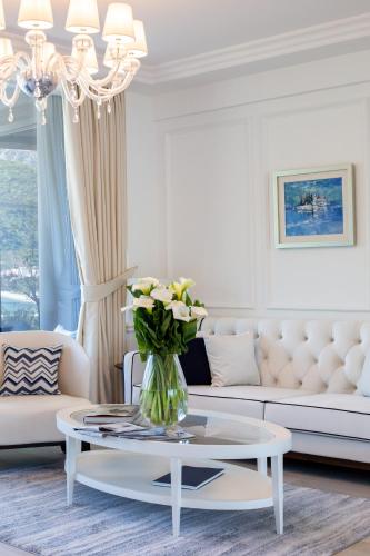 Two-Bedroom Suite with Balcony and Panoramic View image 2