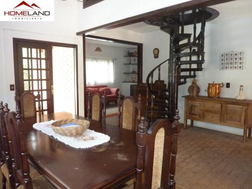 Alugo linda casa de campo perto de São Paulo com ótimo jardim, piscina e lareira. (Linda casa em condominio ecologico de alto padrao a 1h de SP, Terreno de 1500m2 com amplo gramado e ) in 中心部近辺