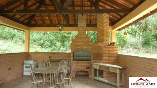Alugo linda casa de campo perto de São Paulo com ótimo jardim, piscina e lareira. (Linda casa em condominio ecologico de alto padrao a 1h de SP, Terreno de 1500m2 com amplo gramado e ) in 中心部近辺