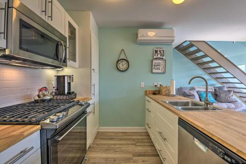 Downtown Saugatuck Condo Near Oval Beach!