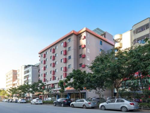 7天優品深圳龍崗大運中心愛聯地鐵站店 (7 Days Premium Shenzhen Longgang Dayun Center Ailian Metro Station) in 龍崗市中心