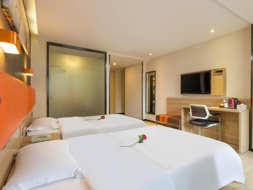 Premium Deluxe Twin Room image 7
