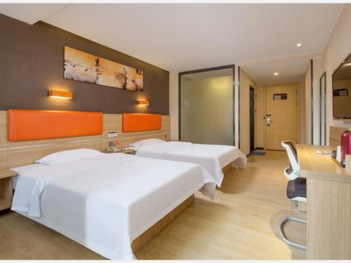 Premium Deluxe Twin Room image 6