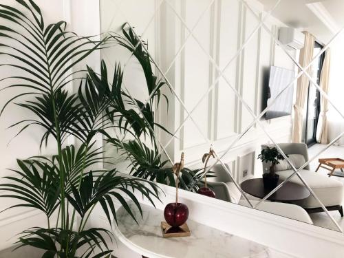 Two-Bedroom Suite with Balcony and Panoramic View image 9