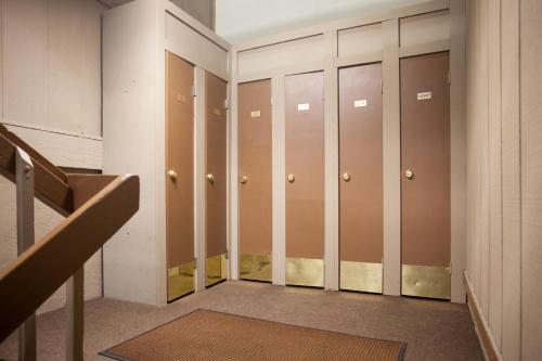 Ski Inn Condominiums - image 7