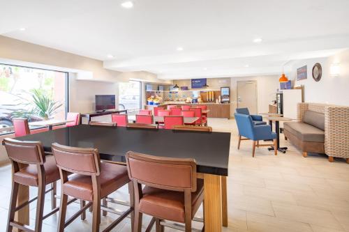 Food and beverages, Holiday Inn Express Hotel & Suites San Diego Airport - Old Town By IHG in San Diego Intl. Airport