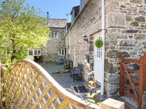 Hele Stone Cottage Launceston - main image