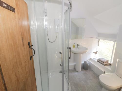 Bear's Cottage Bretforton - image 2