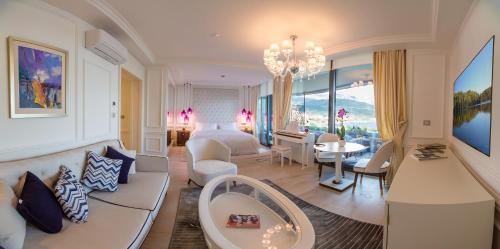 Deluxe Suite with Terrace and Sea View image 3