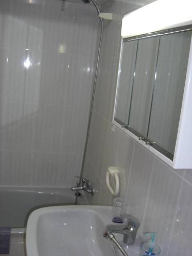 Costy studio near the beach - image 9