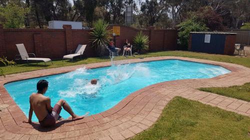 Peldbaseins, Golden Country Motel and Caravan Park in Maryborough (VIC)