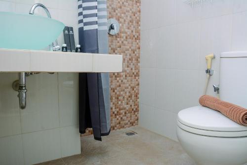 Minimalist and Cozy 1BR Apartment at The Boulevard By Travelio