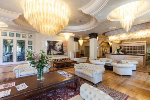 Palace Hotel - image 12
