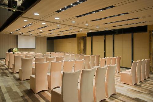 253547688 Crowne Plaza Guangzhou Huadu by IHG - Free Shuttle bus between hotel to Exhibition Center During Canton Fair