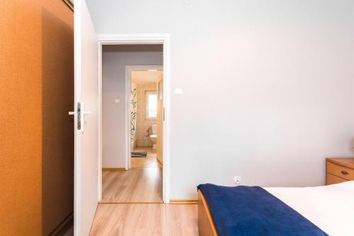 2 bedrooms, 4 beds