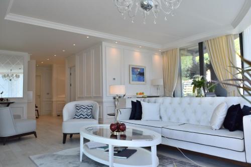 Two-Bedroom Suite with Balcony and Panoramic View image 3