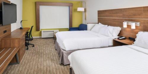 2 queen beds, 1 sofa bed