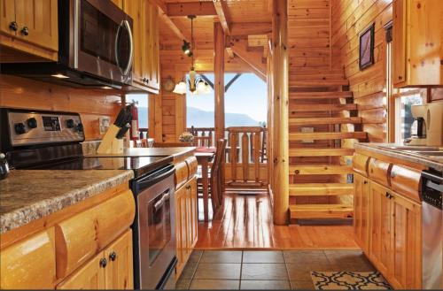 A Piece of Heaven cabin w mountain views, 3 levels, mountain views, game room, free ticket, Wi-fi in Sevierville, USA
