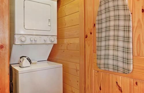 A Piece of Heaven cabin w mountain views, 3 levels, mountain views, game room, free ticket, Wi-fi in Sevierville, USA