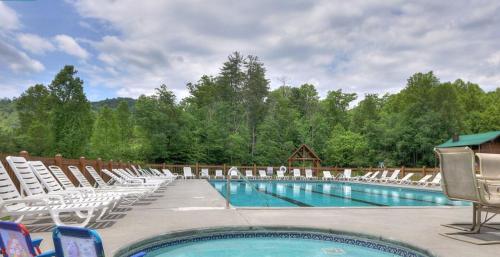 A Piece of Heaven cabin w mountain views, 3 levels, mountain views, game room, free ticket, Wi-fi in Sevierville, USA