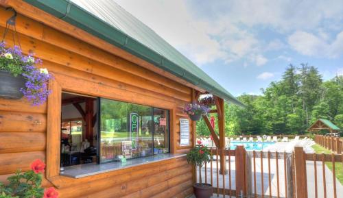 A Piece of Heaven cabin w mountain views, 3 levels, mountain views, game room, free ticket, Wi-fi in Sevierville, USA