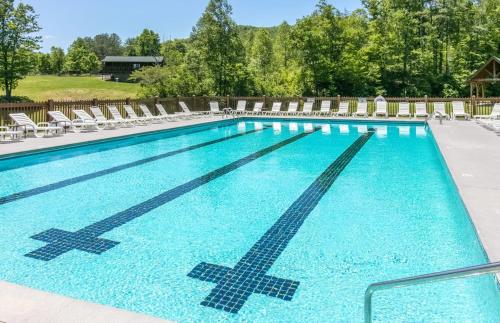 A Piece of Heaven cabin w mountain views, 3 levels, mountain views, game room, free ticket, Wi-fi in Sevierville, USA