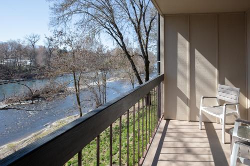 Standard King Room with River View