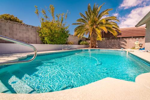 Relax in style!! Pool, Vegas games, RV parking