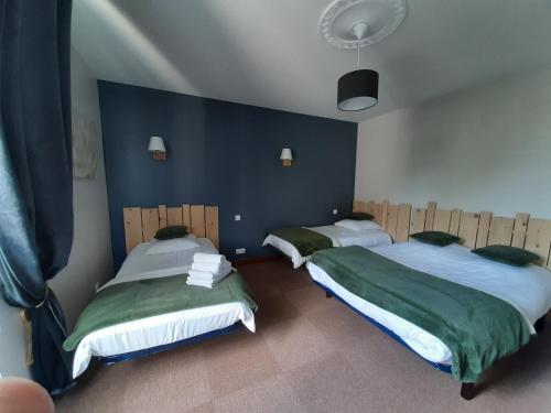 1 double bed, 2 twin beds