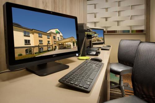 Holiday Inn Express & Suites DFW Airport - Grapevine, an IHG Hotel