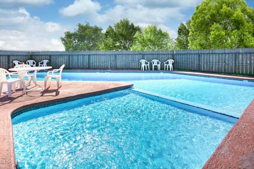 บริการและสิ่งอำนวยความสะดวก, Days Inn by Wyndham Waco Near Downtown/University in เบลมีด