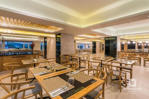 Restaurant, Rattanachol Hotel in Chonburi