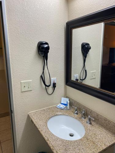 Rodeway Inn - image 9