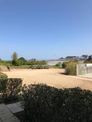 Rez de jardin avec piscine, vue directe sur la plage à 40 m