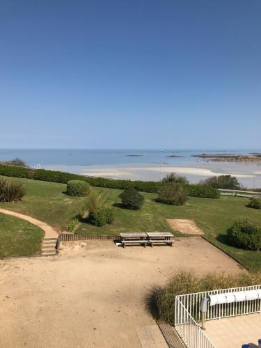 Rez de jardin avec piscine, vue directe sur la plage à 40 m