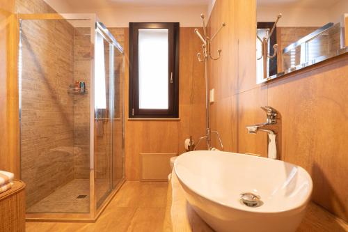  Intera villa con 2 bagni 4 camere da letto e box auto in Tuglie