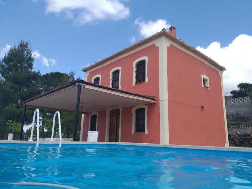  Casita Roja. Alójate en la Sierra de Mariola. in Bañeres de Mariola