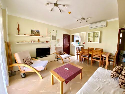 Cozy Family 3 BR apartment by the sea