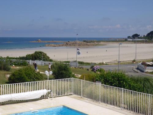 Rez de jardin avec piscine, vue directe sur la plage à 40 m