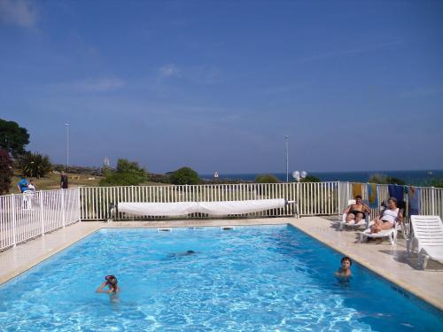 Rez de jardin avec piscine, vue directe sur la plage à 40 m