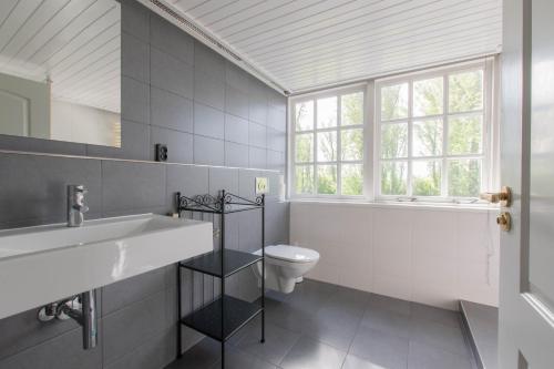 Phòng tắm, Prachtig gelegen vrijstaand landhuis in Naaldwijk