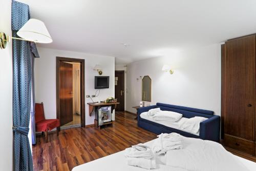 1 queen bed, 1 twin bed