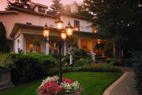 Brockamour Manor Bed and Breakfast, Toronto