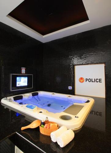 a bath room with a tub and a television, Eighth Platform Motel in Changhua