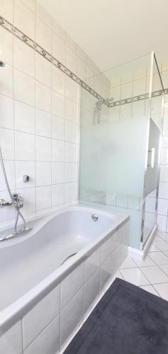 Bathroom, Moderne Ferienwohnung mit eigenem Garten und traumhaften Blick in Wilhelmsthal