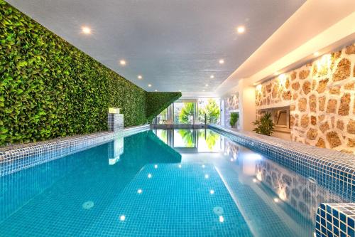 Úszómedence, La Mer Deluxe in Saribelen