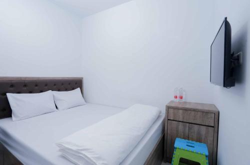 Syariah Amethyst Cengkareng Room Type - Deluxe Double Room