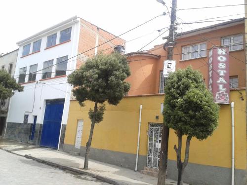 Entrance, Hostal Isidoros - Terminal de Buses in La Paz