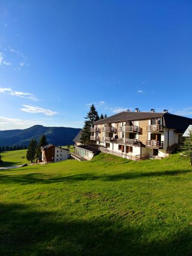 Apartment with Mountain View